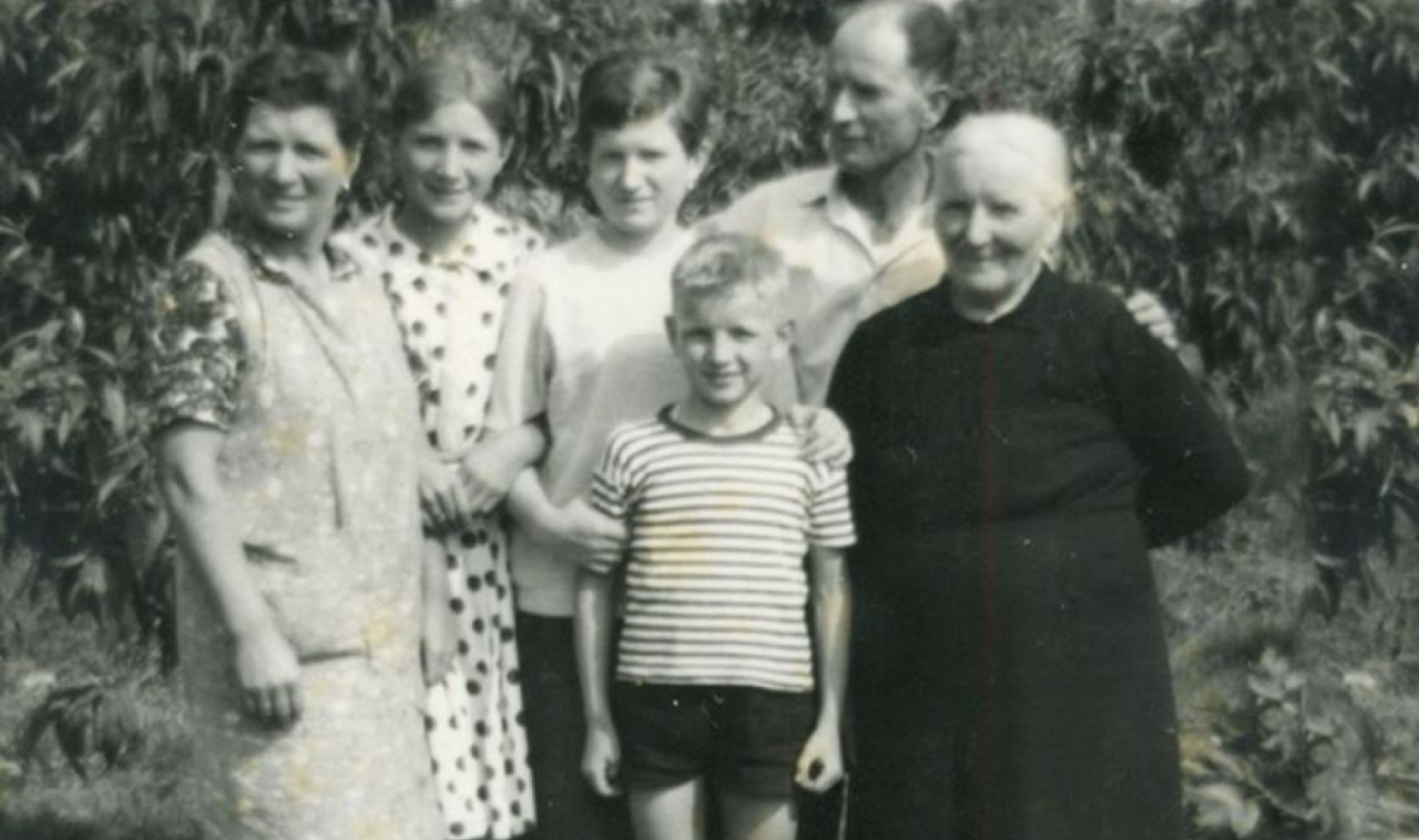An old black and white photograph of the Pizzolato family at Villorba