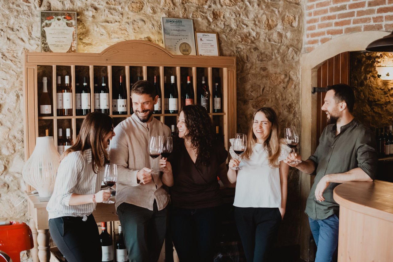 Tasting in the courtyard, no booking needed at Azienda Agricola Brunelli Luigi
