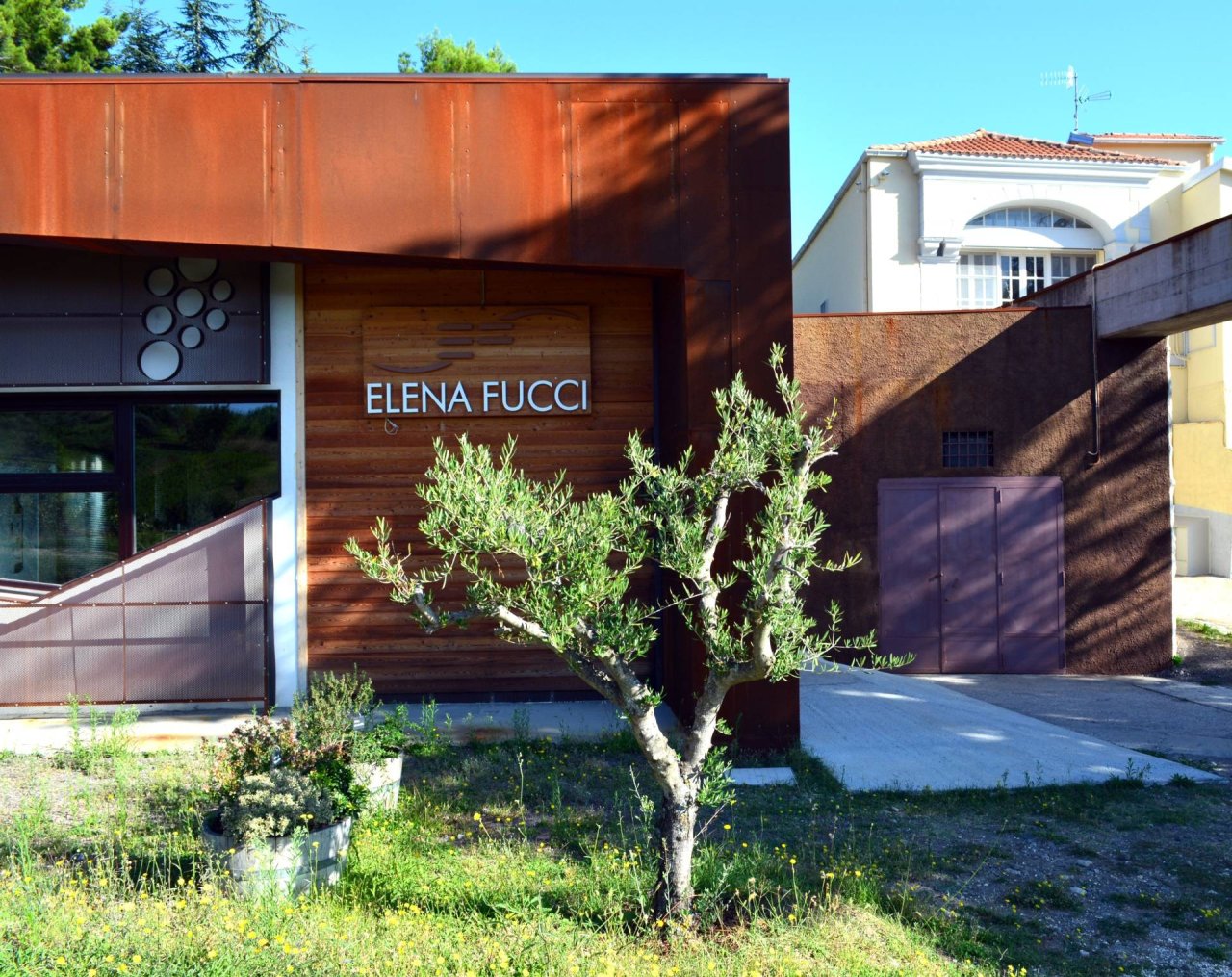 Discover Title World & Old Vintage at Elena Fucci