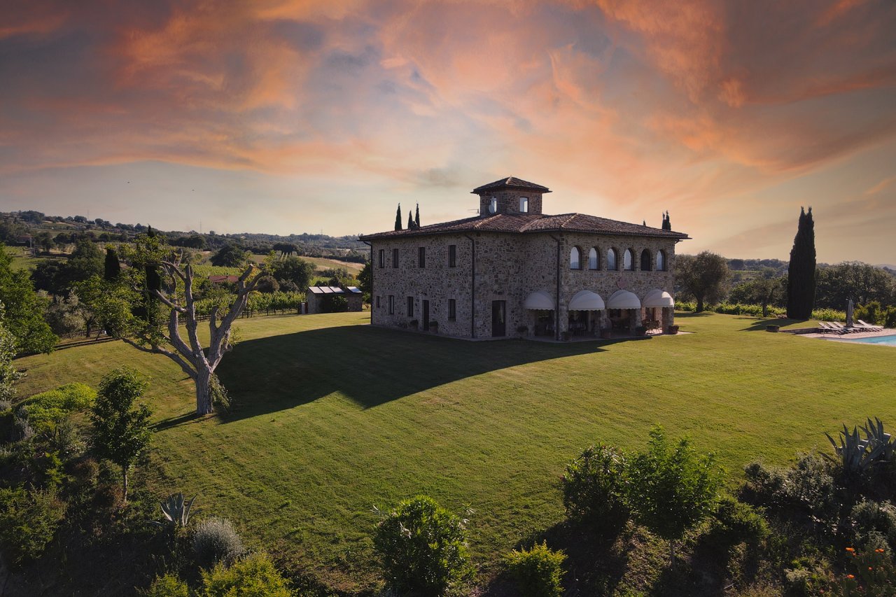 Villa Barbi, the whole villa at Azienda Agricola Decugnano dei Barbi